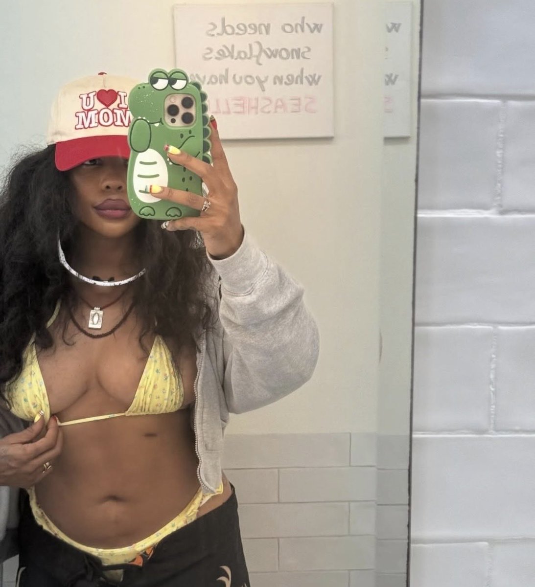 SZAactus's tweet image. 📣 | @sza révèle qu’elle prévoit de terminer son 3ème album studio pendant ses vacances !

« Je vais probablement terminer l’album ici. Vous me manquez tous et j’ai besoin de plus de temps pour moi. » 🦎🚤

#sza #holidays #album #video #boat