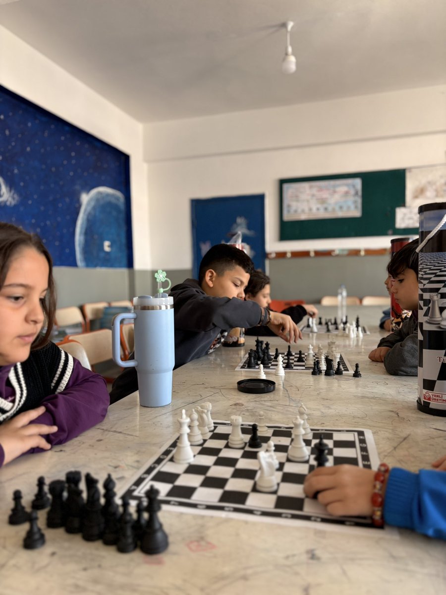 GSB_ToroslarGM's tweet photo. ♟️ Değişim Noktası Projesi kapsamında Atatürk İlkokulu öğrencilerimizle satranç öğrenmenin keyfini yaşadık.

Strateji kurmayı, sabretmeyi ve birlikte düşünmeyi öğrendiğimiz güzel bir etkinlik oldu.
Miniklerle dolu dolu ve öğretici anlar geçirdik https://t.co/8kcFlSmzJo