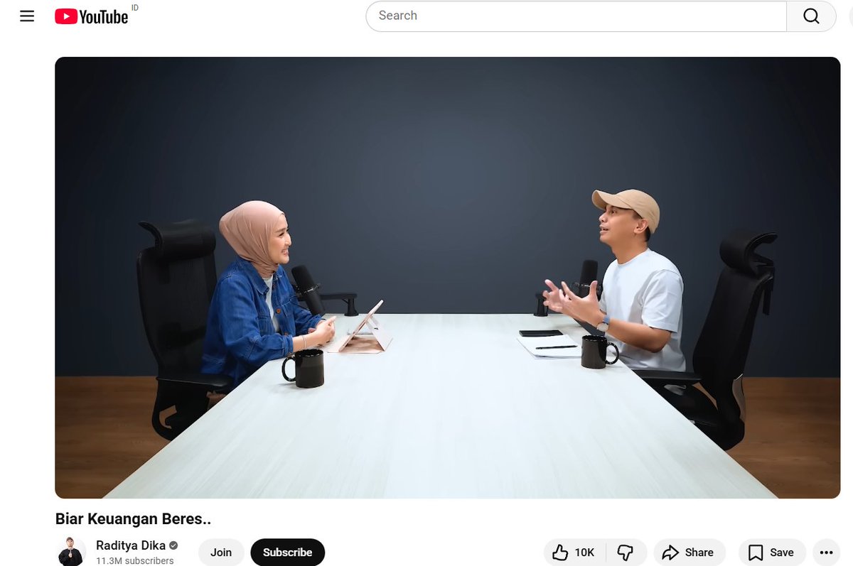 Guys kata Raditya dan Mbak Prita seorang perencana keuangan  ini yang paling penting lo pahami soal ngatur duit di 2026.

Mulai dari mana kalau mau benerin keuangan?
Bukan langsung invest. 
Bukan langsung beli saham. 
Bukan langsung ikut-ikutan beli emas karena lagi naik.
Tapi