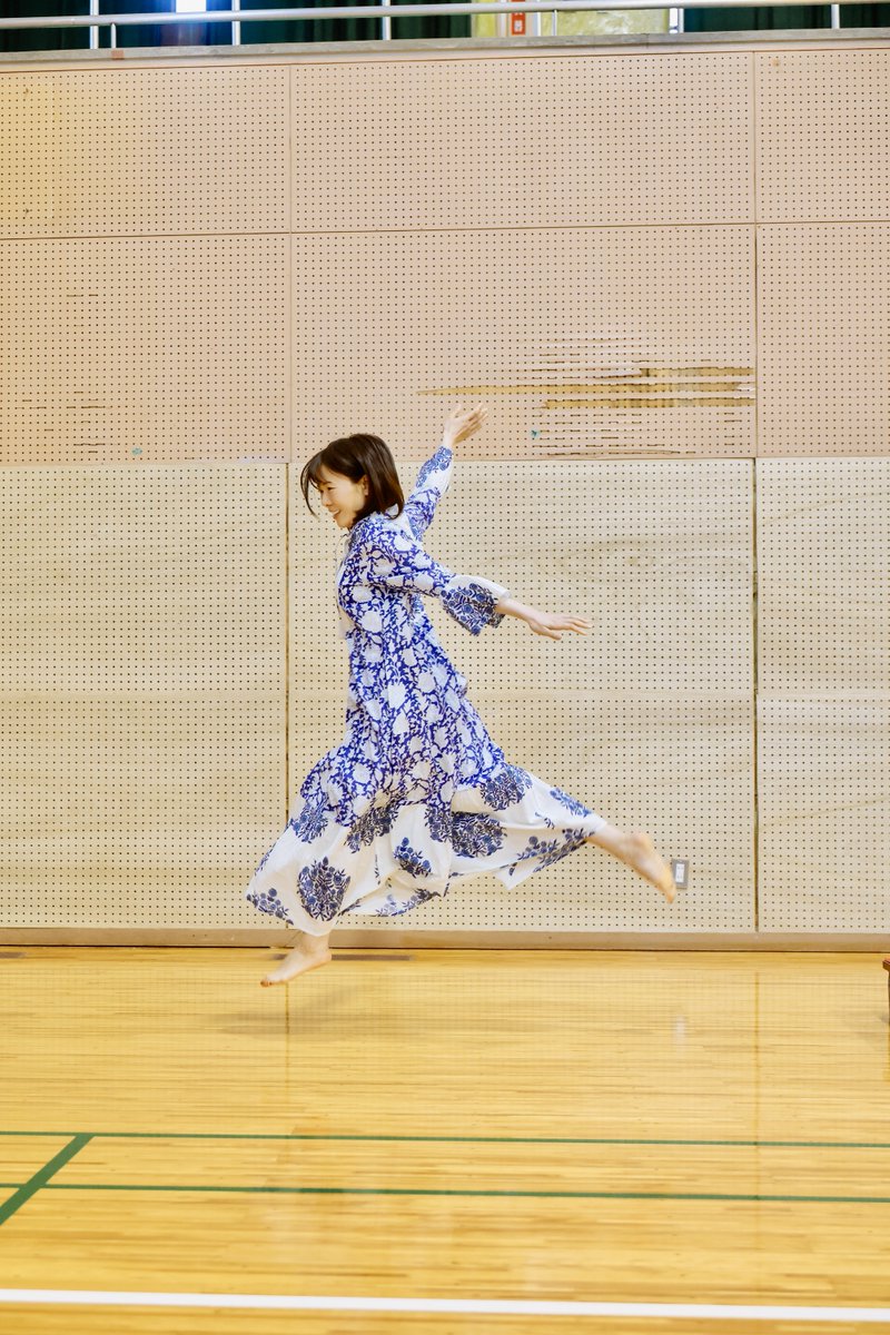 hanzakiyoshiko's tweet photo. いよいよ来月から🌏
半﨑美子コンサートツアー2026〜地球へ〜
ピアノライブ含め、全２８公演、各地を巡ります。福岡公演、鹿児島公演は明日からチケット発売です🎫完売している公演もございますのでどうぞお早めに♪
このたびも、音楽監督に武部聡志さんをお迎えし、スペシャルメンバーでお届けする特別なツアーです（演奏は会場によってメンバーが変わります）

🌏半﨑美子コンサートツアー2026〜地球へ〜 
・4/22（水）東京エレクトロンホール宮城
・4/24（金）SG GROUP ホールはちのへ
（八戸市公会堂）
・4/25（土）青森県三沢市公会堂
・5/14（木）北海道コーチャンフォー釧路文化ホール
（釧路市民文化会館）＊SOLDOUT！
・5/16（土）北海道岩見沢市民会館＊SOLDOUT！
・5/17（日）北海道北ガス文化ホール
（千歳市民文化センター）＊SOLDOUT！
・5/30（土）茨城県大昭ホール龍ケ崎　＊SOLDOUT！
・6/21（日）栃木県KOBELCO 真岡いちごホール
（真岡市民会館）＊FC先行中！
・6/25（木）福岡県久留米シティプラザ ザ・グランドホール　＊14日からチケット一般発売！
・6/26（金）鹿児島県宝山ホール
（鹿児島県文化センター）＊14日からチケット一般発売！詳細はこちら↓
https://t.co/ap1DJTLHFG
初日に発売となる「うた弁5」のジャケット撮影📷
体育館で撮影した合成用の写真です。ジャケットの中では素敵に飛んでおります🌊