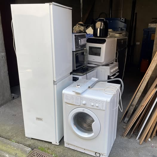 socialrecycleit's tweet image. Planning? - Weekend Electrical Declutter?
Recycle IT accept all types of mixed #electrical items for sorting and safe #recycling. Drop off  all types of home &amp;amp; small office electrical items or arrange a cost-effective colleciton. Visit wp.me/p6GviU-SG for more.