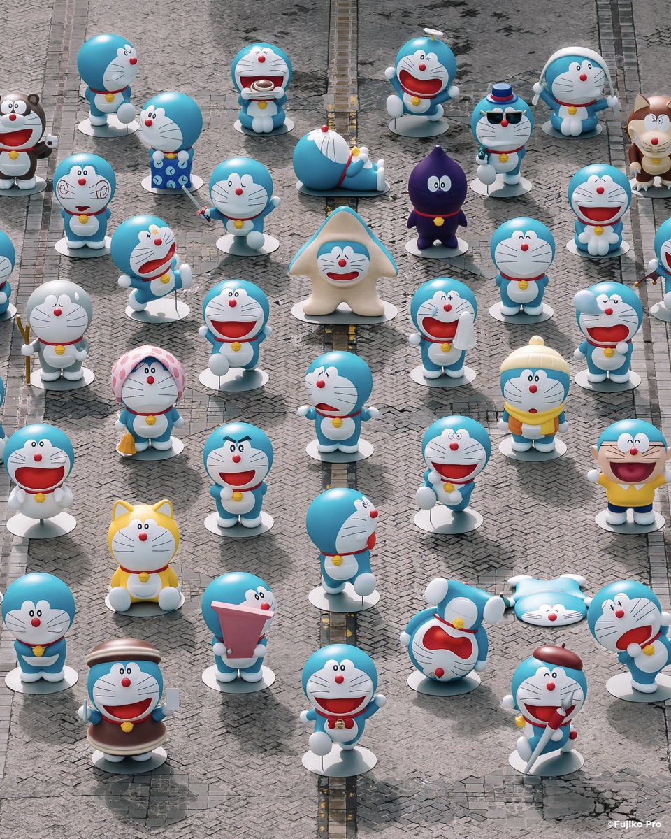 doraemon100_jp's tweet photo. 🐕渋谷も、六本木も、ドラえもんだらけ！🏙️

ユニークな等身大のドラえもんが
いよいよ明日、
渋谷と六本木の2つの街に大集合🎉

焼きイモ🍠やドラキュラ🧛などの
ユニークな姿や
キリッとした顔やウインクなど
キュートな姿の
ドラえもんをぜひ探してみてくださいね👀✨
 
#100ドラ東京 #ドラえもん https://t.co/x0XU0y97PA
