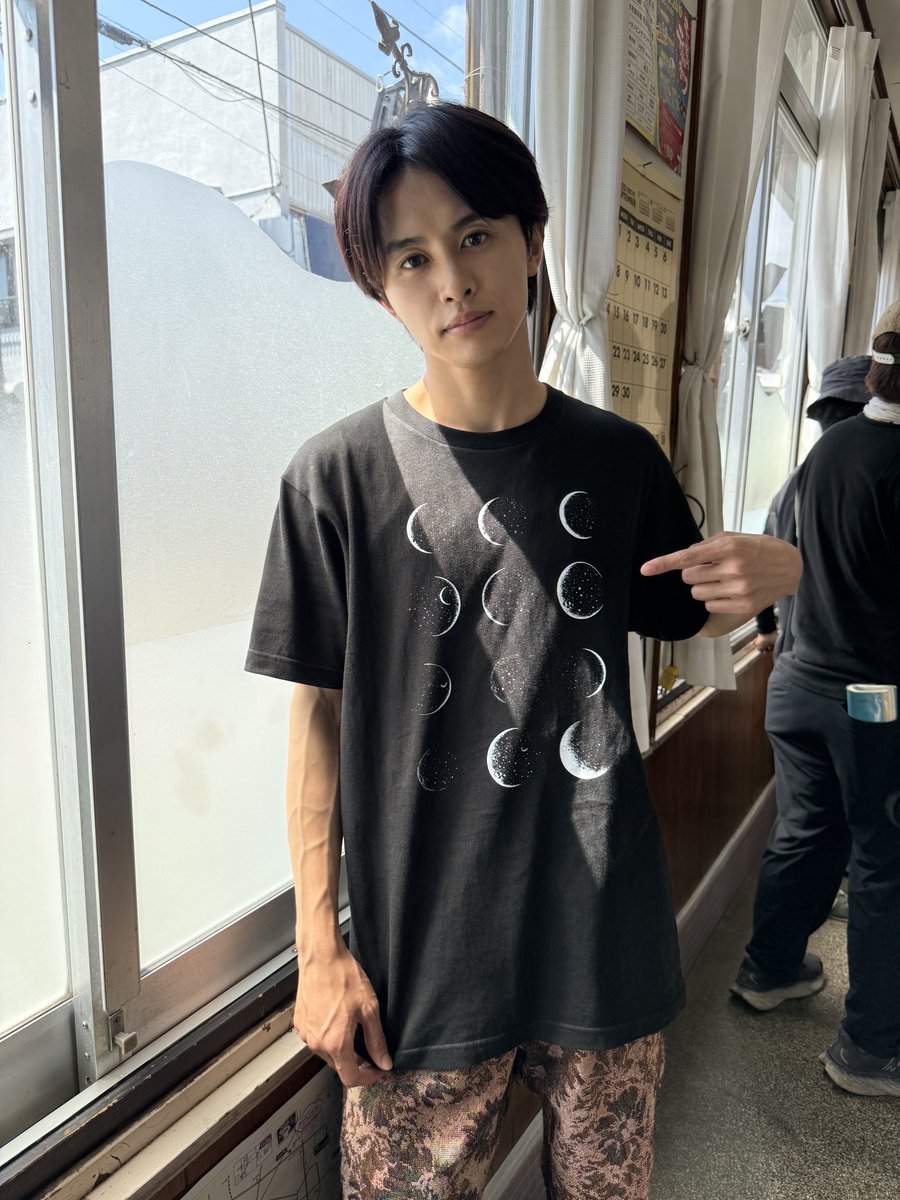 tx_badbarbers's tweet photo. /／
俺たちバッドバーバーズ💈
グッズ第2弾発売中💥
\＼

劇中で日暮・月白が着ていた服が販売決定！
そのほかにトレーディングも！

詳しくはこちら
🔗https://t.co/1ciYRvxKjm

U-NEXTでは全話配信中
ぜひ着用シーンを探してみてください👀

日暮Tシャツ：第8話👕
月白Tシャツ：第9話👕

#オレババ https://t.co/t1u1raXu2d