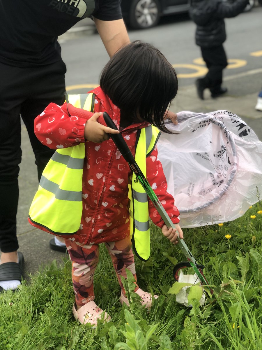 ManCityCouncil's tweet photo. The Great British Spring Clean starts today 🌻 ♻️ 

We are celebrating with a schools litter pick in Wythenshawe, involving kids from across the area.

Find out how you can get involved: https://t.co/8yW327h5cL

Share your litter pick pics using #McrSpringClean26 https://t.co/ey6VH9St5G