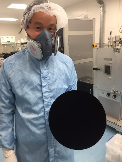 setsunano_mttk's tweet photo. 🟣まるでPhotoshopで塗りつぶしたかのように
     真っ黒な物体を持つ科学者の画像。
     これは『ヴァンタブラック』という特殊素材を
     吹き付けたバスケットボールで、光を約99.96%
     吸収し、ナノチューブの隙間に光が入り込み反射
     せず吸収されるため、形状情報がほぼ消えて
     しまうことで立体物が平面に見えてしまう
     
     source by ggth    

    #雑学 #フォローしてくれたら嬉しいです