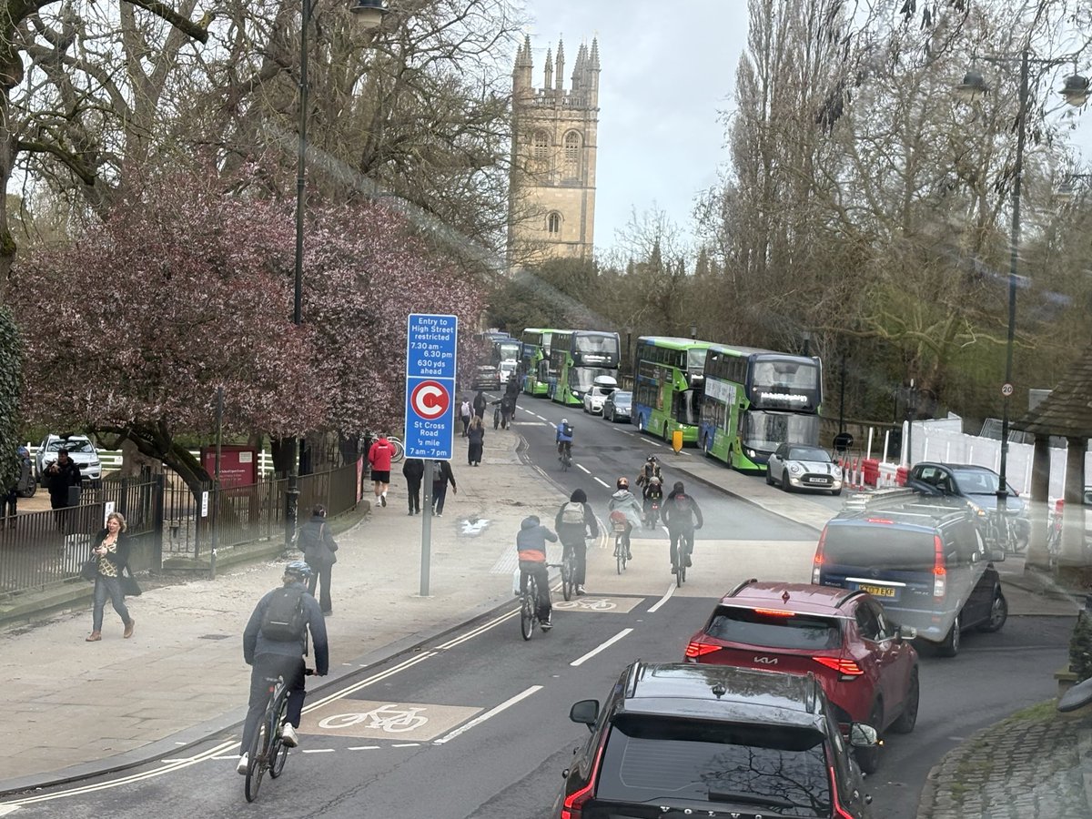 AngelaJones2012's tweet photo. Traffic Chaos and Gridlock at St Clements, #Oxford this morning #Friday13th https://t.co/lGIFeF757G