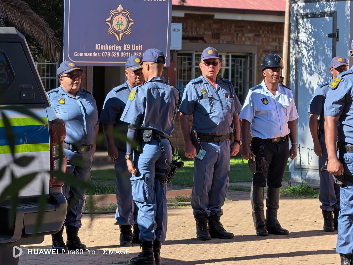SAPoliceService's tweet photo. #sapsNC #SAPS Northern Cape Provincial Emergency Services (PES) comprising of Kimberley #K9Unit, #MountedUnit and Diving Units, conducted a self initiated crime crackdown as part of the ongoing #OperationShanela II actions in Kimberley on Wednesday, 11/03. #PoliceVisibility ME
https://t.co/6SGhSL0PNZ