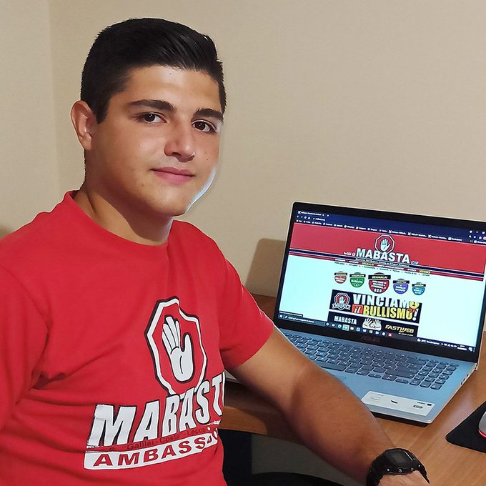 🇮🇹 Mirko Cazzato, né en 2001 en Italie, intervient à 9 ans dans son école pour défendre un élève victime de harcèlement. 

Quelques années plus tard, avec des amis, il crée le mouvement MaBasta pour lutter contre le harcèlement et le cyberharcèlement. 

Les bénévoles