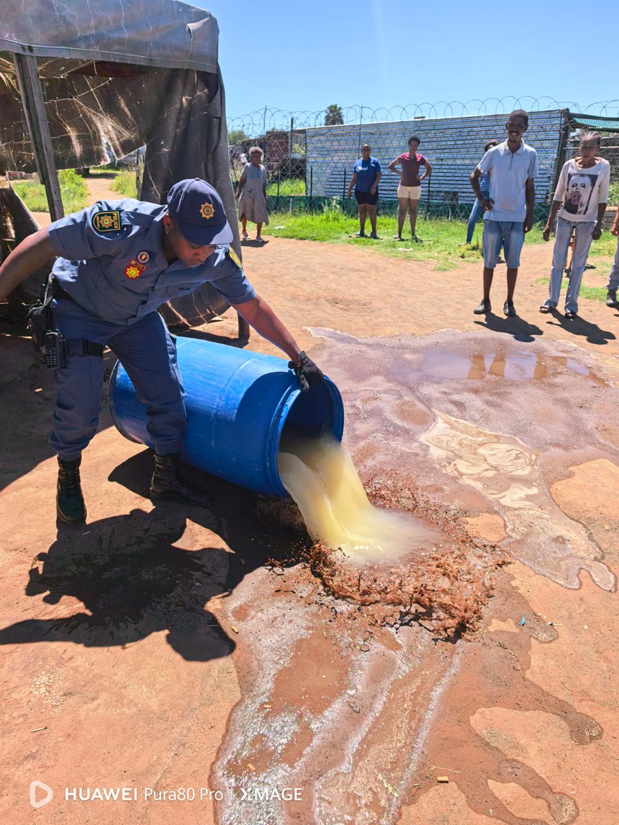 SAPoliceService's tweet photo. #sapsNC #SAPS Northern Cape Provincial Emergency Services (PES) comprising of Kimberley #K9Unit, #MountedUnit and Diving Units, conducted a self initiated crime crackdown as part of the ongoing #OperationShanela II actions in Kimberley on Wednesday, 11/03. #PoliceVisibility ME
https://t.co/6SGhSL0PNZ
