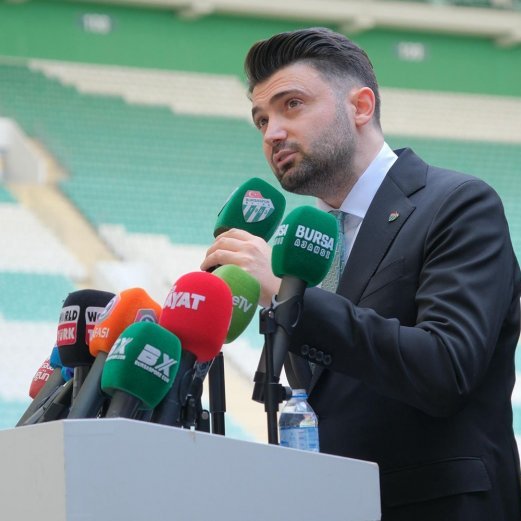 futbolarena's tweet photo. Bursaspor Başkanı Enes Çelik: "Deplasmanda kafası yarılan, videolu, fotoğraflı, belgeli o kadar taraftarımız olmasına rağmen Muşspor’a verilen 2 maç seyircisiz oynama cezasını çok fazla buluyoruz. Bu cezaya itiraz edilerek Bursaspor’a eklenmesini talep ediyoruz. Konuşacak bir şey yok. İlla bir taraftarımız beyin kanaması geçirip ölmesi mi gerekiyordu? Ben artık bir şey demiyorum. Adalet dağıtması gereken kurumlar görevini yapmıyor, yazık."