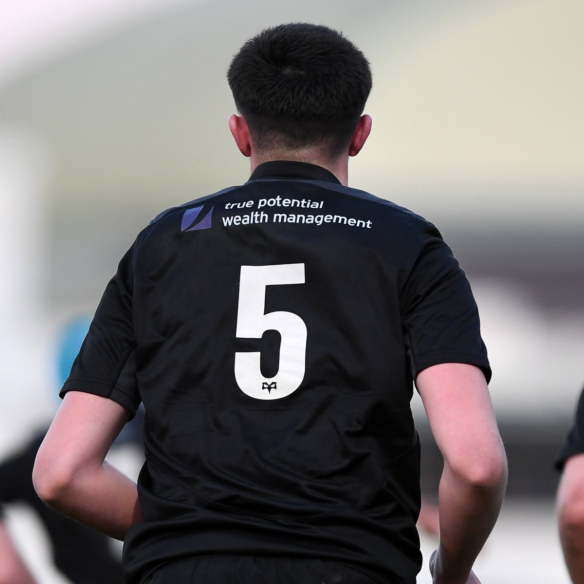 ospreys's tweet photo. The @WelshRugbyUnion head coach Richie Pugh has named his men’s Under 18 side to tackle Italy U18 at Ystrad Mynach on Saturday (KO 1pm). 

Llongyfarchiadau i Will Carroll, Ethan Bolch and Dylan Quinn who all start 💪
 
Head Coach Richie Pugh said: "We’ve got boys on the back of some good form, the Ospreys lads Will Carrol, Ethan Bolch and Dylan Quin performed really well over their campaign."

📰 https://t.co/wqvLgLhON0

#OurBloodIsBlack