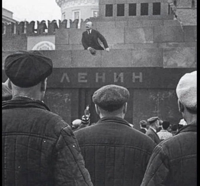 - А чё Ильич со своего мавзолея выступает?
 - Так - живее всех живых. 😂
Это кадр из американского фильма о революции в России.
Смотрю на европейцев. Колонизаторы, строители империй. Надо же, сколько веков мир даже не подозревал, какие они идиоты...)