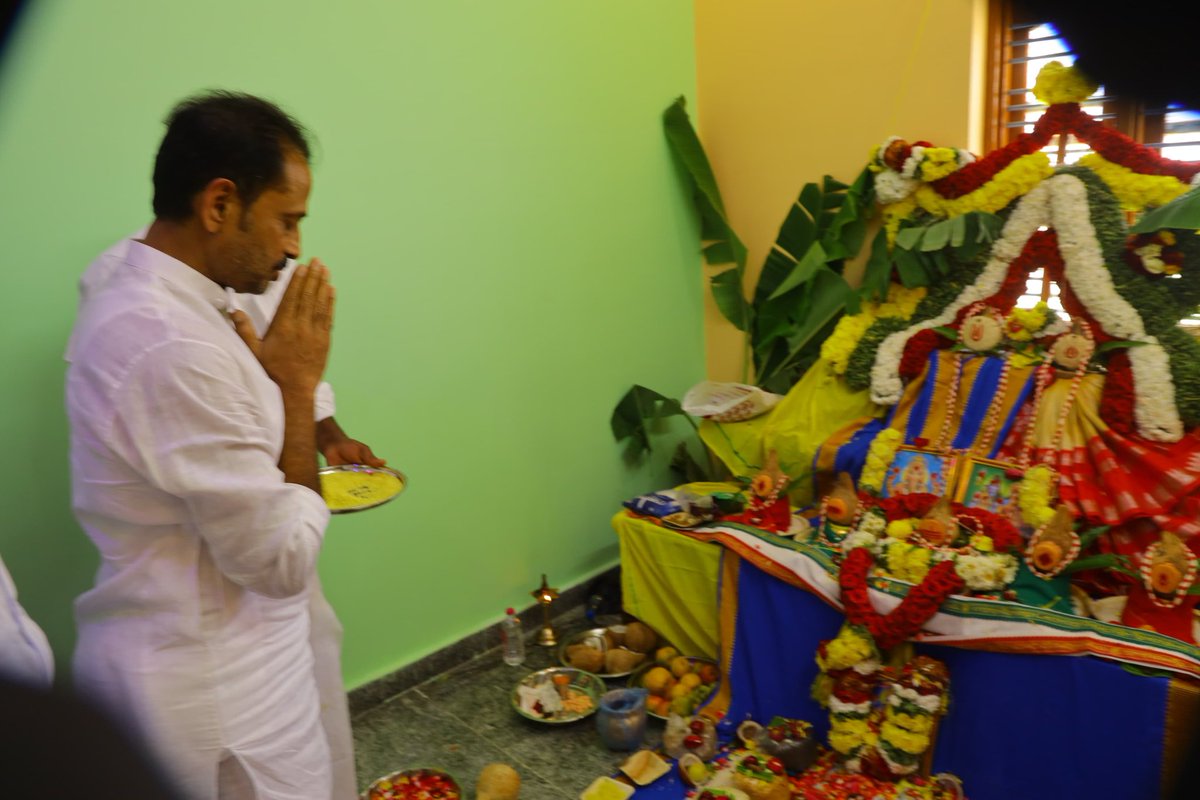 TdpKandikunta's tweet photo. ఎన్.పి.కుంట మండలం పాపన్నగారిపల్లె గ్రామంలో మండల కన్వీనర్ శ్రీ రాములు గారి ఆహ్వానం మేరకు నూతన గృహప్రవేశం పూజ కార్యక్రమంలో పాల్గొని శుభాకాంక్షలు తెలియజేసాను.
#houseopeingceremoney 
#Kadiri 
#kandikuntavenkataprasad https://t.co/0MupFjqxTw