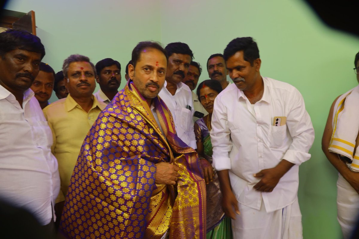 TdpKandikunta's tweet photo. ఎన్.పి.కుంట మండలం పాపన్నగారిపల్లె గ్రామంలో మండల కన్వీనర్ శ్రీ రాములు గారి ఆహ్వానం మేరకు నూతన గృహప్రవేశం పూజ కార్యక్రమంలో పాల్గొని శుభాకాంక్షలు తెలియజేసాను.
#houseopeingceremoney 
#Kadiri 
#kandikuntavenkataprasad https://t.co/0MupFjqxTw