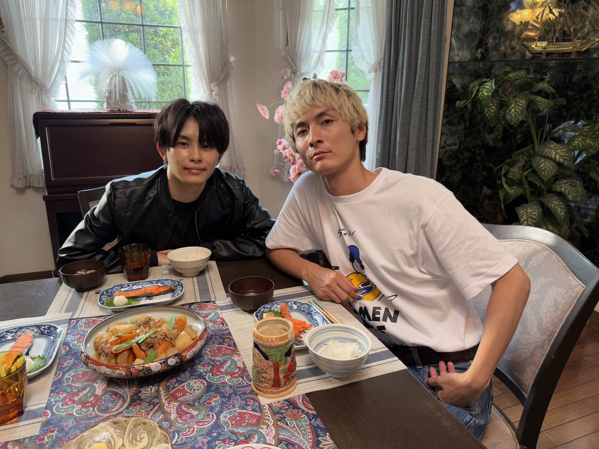 tx_badbarbers's tweet photo. 俺たちバッドバーバーズ 💈
第𝟏𝟏話は𝟑月𝟐𝟎日(金)𝟐𝟒時𝟒𝟐分放送✂

《 📸 𝗼𝗳𝗳 𝘀𝗵𝗼𝘁 》

佐々木家に捕らわれ
そのまま食卓を囲むことになった月白(草川拓弥)
健康的な朝ごはん…！
佐々木家の強さがここにあるのかもしれません💭

📺第10話はTVer/U-NEXTで配信中！

#オレババ 高良健吾 https://t.co/gQMlFvAxxQ