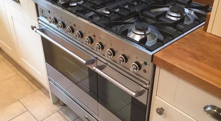 DariusOvenClean's tweet photo. Spring is here 🌿 Time to refresh your kitchen. Book your professional oven clean in Colchester and enjoy a spotless oven this season. ✨🔥 https://t.co/NbeJDbl2XF