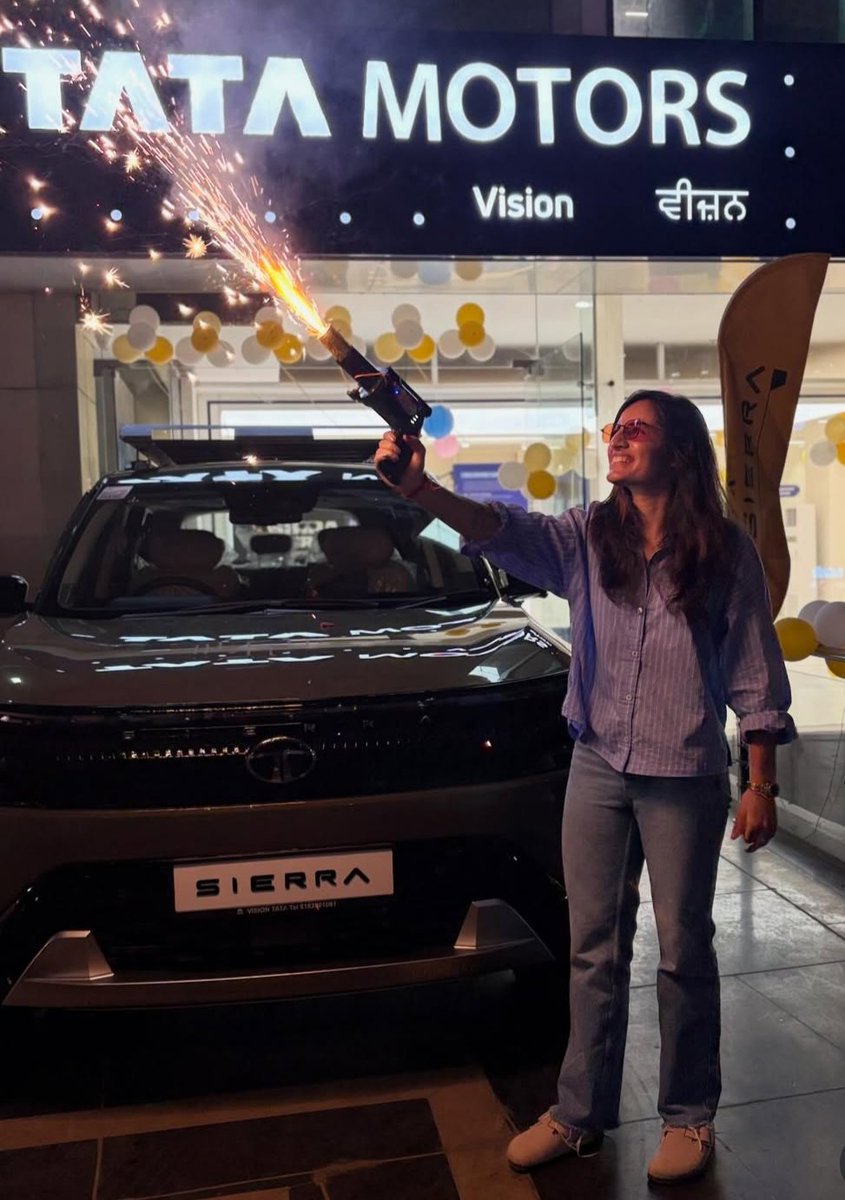 Cric4_cric's tweet photo. Indian Cricketer Renuka Singh with her New Car - TATA SEIRRA. 🚙🚙
#renukasingh #tataseirra #SEIRRA #indiancricket https://t.co/oB4VErG5lV