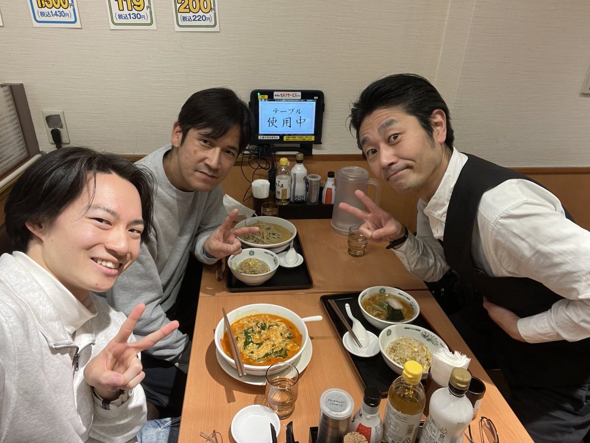 donuts__ojisan's tweet photo. 久しぶりに「181920」の出演者と会う🙋🏻‍♂️

皆さんお元気そうで何より🙂

我が劇団、団員は主宰一人の為🍩

同じ役でも、作品毎に出演者が変わる事もしばしば💨

さて🤦🏻‍♂️

公開中の作品から、今年は何人一致するか🤔

服装に関しては👀

一人、自分とスウェットが一致しました😮

https://t.co/23SJXsaVRK https://t.co/yfynQL5FYY