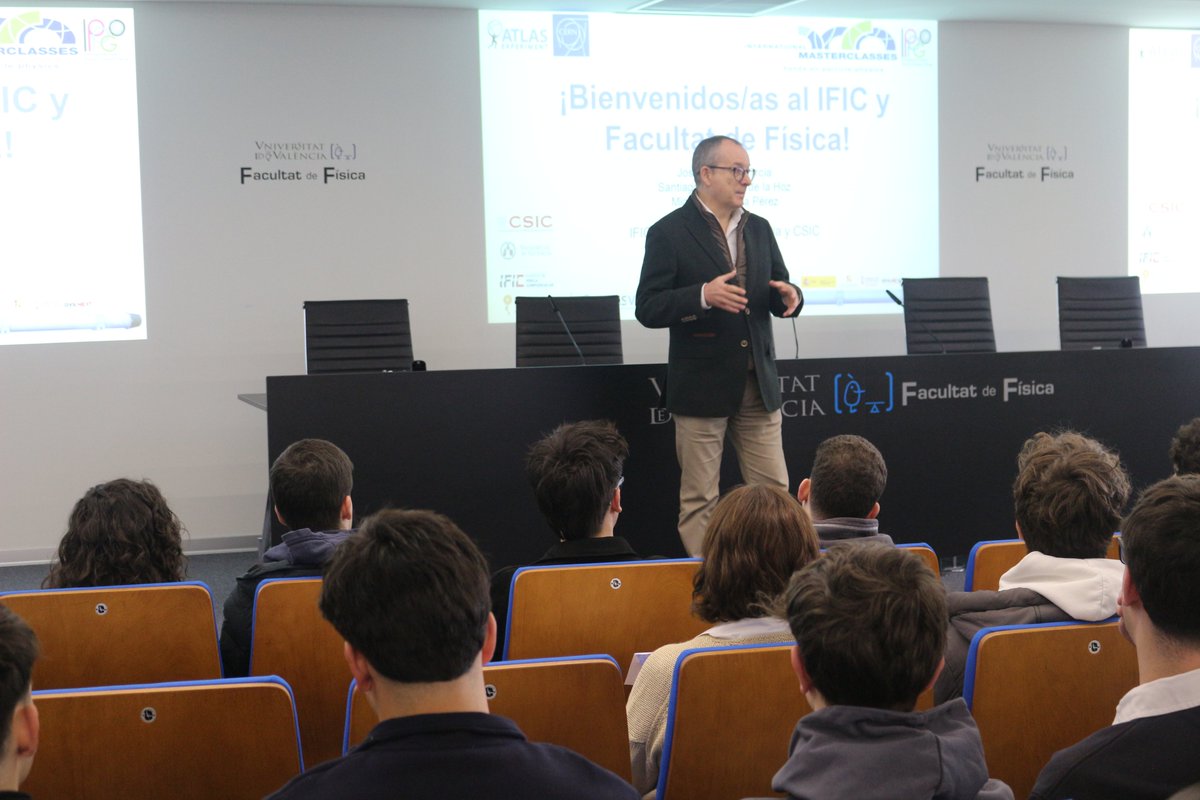 IFICorpuscular's tweet image. 📸 | Un resumen de nuestra #masterclass internacional de ayer sobre el @ATLASexperiment.

Fue una jornada muy interesante conformada por distintas charlas, ejercicios prácticos y puesta en común de resultados. 

Gracias a Enric Valor, decano de la @FacFisicaUV, por su presencia.