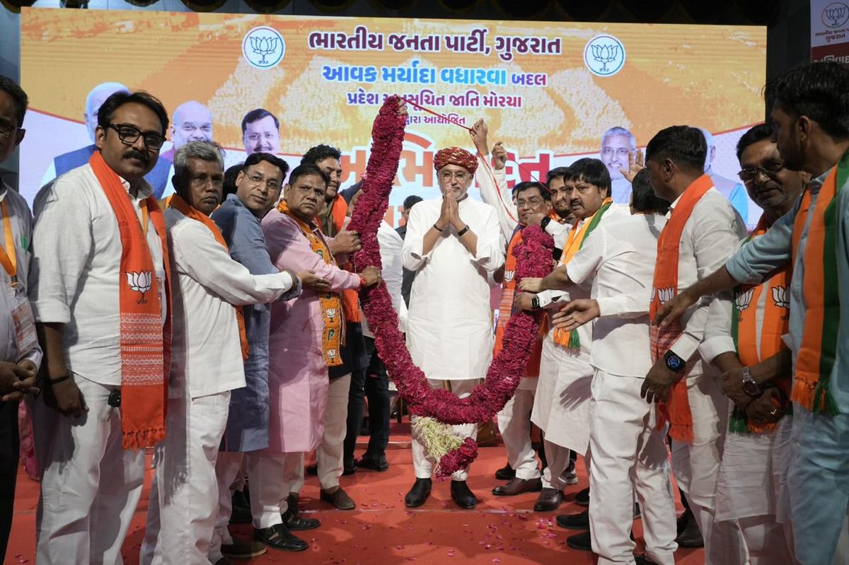 iJagdishBJP's tweet photo. આજે ગાંધીનગર ખાતે પ્રદેશ અનુસૂચિત જાતિ મોરચા દ્વારા આયોજિત અભિવાદન સમારોહમાં ઉપસ્થિત રહી સમાજના આગેવાનો અને કાર્યકર્તાઓ સાથે સંવાદ કર્યો.  

રાજ્યના અનુસૂચિત જાતિના તેજસ્વી યુવાનોના ઉજ્જવળ ભવિષ્ય માટે પોસ્ટ-મેટ્રિક શિષ્યવૃત્તિ યોજના હેઠળ આવક મર્યાદામાં માતબર વધારો કરવા બદલ માનનીય મુખ્યમંત્રી શ્રી @Bhupendrapbjp સાહેબનું ભાવભર્યું અભિવાદન કરવામાં આવ્યું.

માનનીય પ્રધાનમંત્રી શ્રી @narendramodi સાહેબના 'વંચિતોને વરિયતા'ના મંત્રને સાકાર કરતા આ નિર્ણયથી હવે વધુમાં વધુ વિદ્યાર્થીઓ ઉચ્ચ શિક્ષણના સપના સાકાર કરી શકશે. છેવાડાના માનવીના સશક્તિકરણ માટે અમારી સરકાર મક્કમ અને પ્રતિબદ્ધ છે.