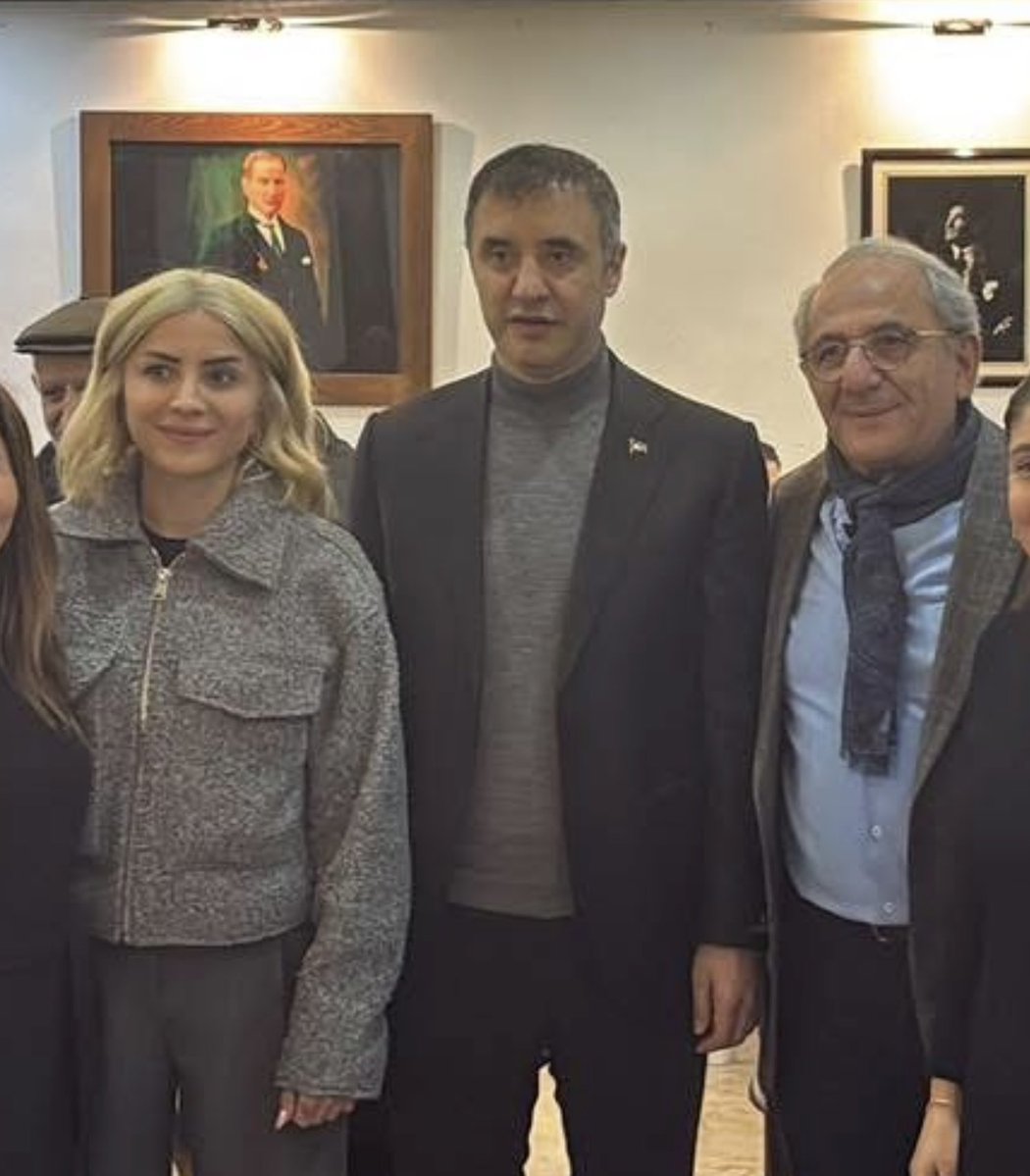 💥#NeMutluBeşiktaşVar❗️

BU fotoğrafla ilgili olarak;
#BeşiktaştaSiyaset başlıklı, “siyasi etik” hakkında onlarca sayfa yazılabilir mi❓

Bilenler❓

📣<a href="/chpbesiktas/">CHP Beşiktaş İlçe Başkanlığı</a> 
📌<a href="/BesiktasBel/">Beşiktaş Belediyesi</a>