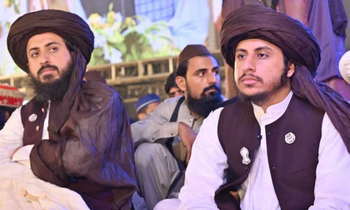 امیرِ تحریک حافظ سعد حسین رضوی حفظہ اللہ اور ان کے بھائی حافظ انس حسین رضوی حفظ اللہ کی بازیابی کے حوالے سے آج عدالت میں سماعت تھی لیکن عدالت کی سرکاری تعطیلات کے باعث آج ہونے والی سماعت ری شیڈول کر دی گئی ہے جس کی وجہ سے کیس پر باقاعدہ کارروائی نہ ہو سکی
#سعدرضوی_کوسامنےلاؤ