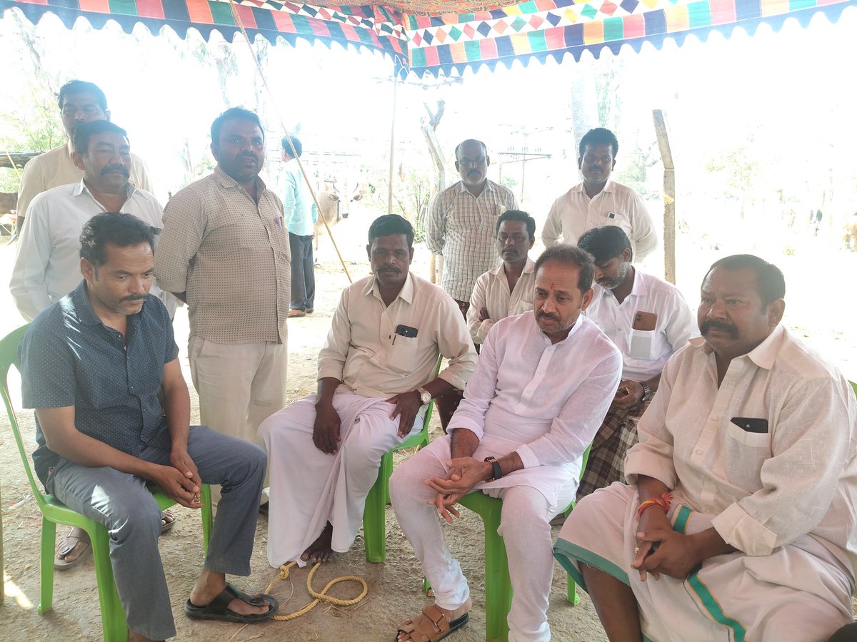 TdpKandikunta's tweet photo. గాండ్లపెంట మండలం గాజుల వారి పల్లి కి చెందిన  వెంకటపరమణ గారు మరణించిన వార్త తెలియడంతో వారి స్వగ్రామానికి వెళ్ళి పార్థివదేహాన్ని సందర్శించి నివాళులు అర్పించాను.
#Kadiri 
#kandikuntavenkataprasad https://t.co/NVO28i8v2y