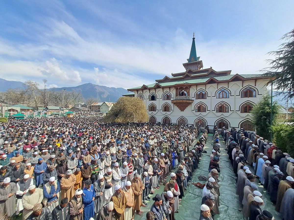 ErGulzar_'s tweet photo. #Thousands of devotees across #Kashmir offered prayers on Jumat-ul-Vida, the last Friday of Ramadan at  Khanka faiz pannah #Tral_Pulwama
#jumatulvidah https://t.co/YIgSDfQnWf
