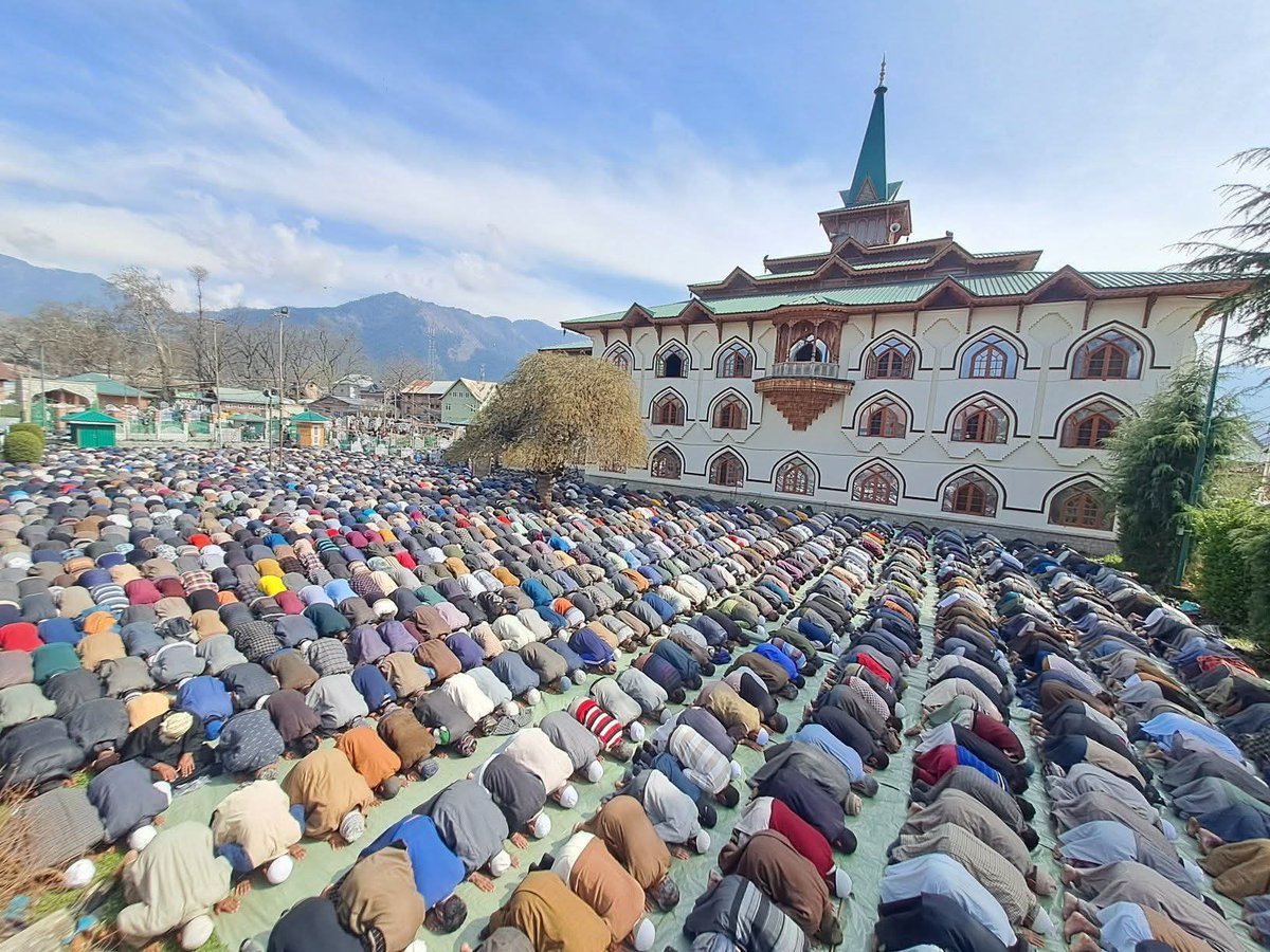 ErGulzar_'s tweet photo. #Thousands of devotees across #Kashmir offered prayers on Jumat-ul-Vida, the last Friday of Ramadan at  Khanka faiz pannah #Tral_Pulwama
#jumatulvidah https://t.co/YIgSDfQnWf