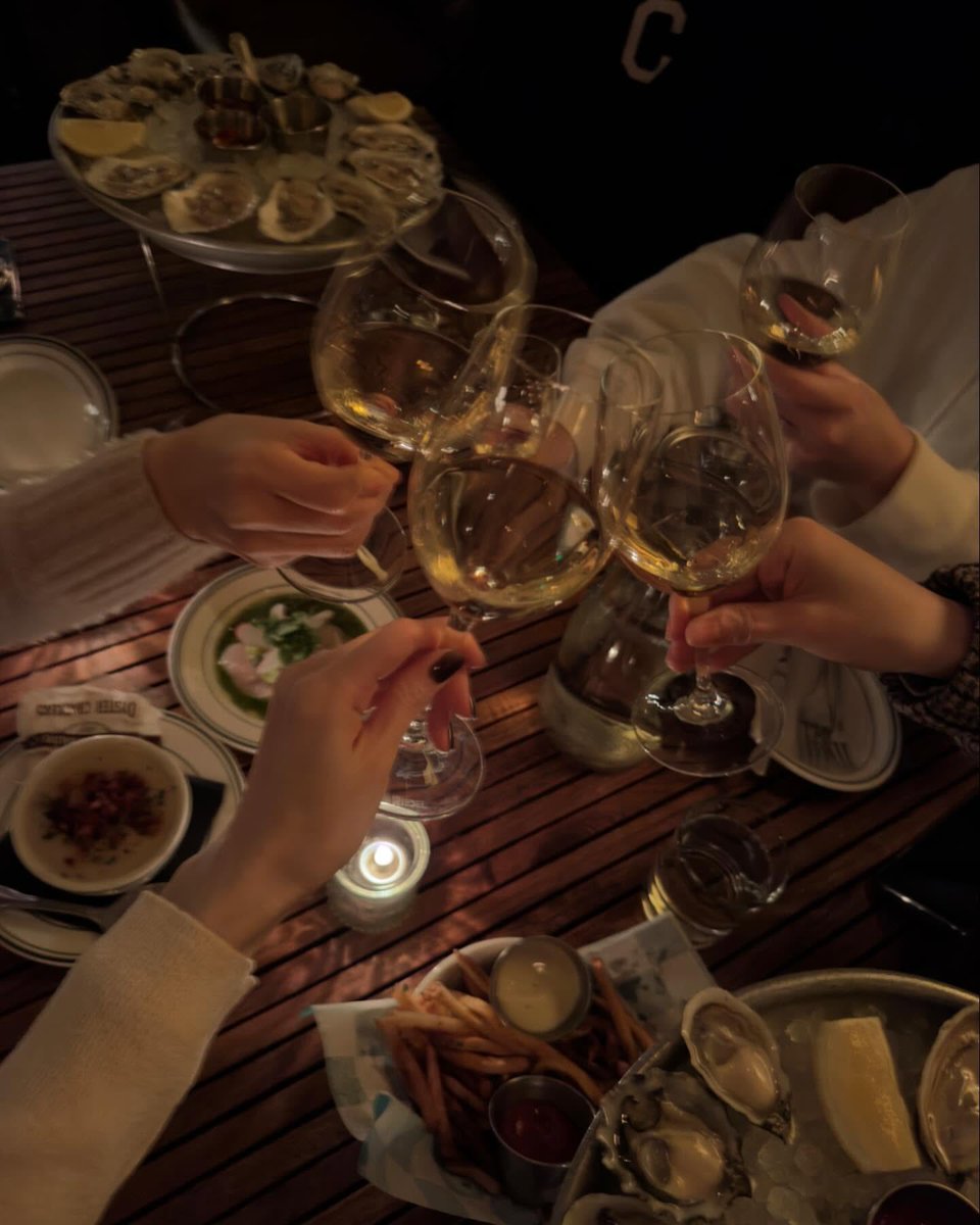 davichibar's tweet photo. 맛잘알 밍경언니가 추천하는 오늘의 맛집 🦪🍷
📍픽쉘 청담
강남구 청담동에 위치한 분위기 좋은 오이스터바
신선한 굴을 포함한 다양한 해산물과 와인, 위스키 페어링을 즐길 수 있음. 밍키언니는 화이트 와인에 시그니처인 오이스터 플레터와 트러플 감튀등 사이드 메뉴를 주문함👍🏻 
#다비치 #강민경 https://t.co/aI0dPTRaMU