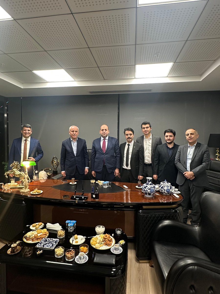 Genç Nevşehirliler Derneği, hemşehrileri bir araya getiren anlamlı bir iftar programını organize etti. İş insanı Ali Güven’in sıcak ev sahipliğinde düzenlenen iftar yemeğine, bürokrasi, iş dünyası, akademi ve medya dünyasından çok sayıda kıymetli hemşehri katıldı.