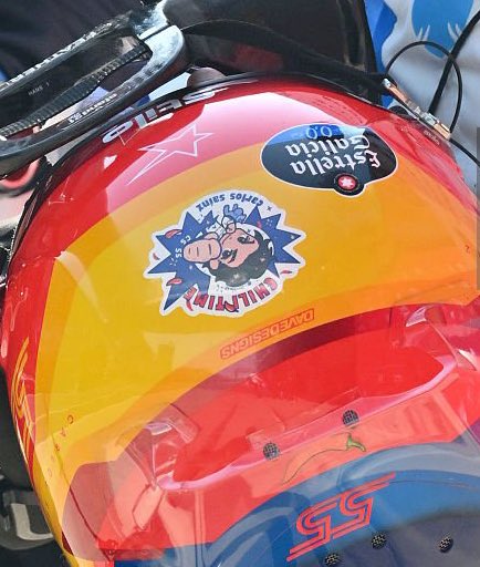 omggg carlos has the cutest sticker on the back of his helmet!!😭✨ now we need sparkles next to it!!!
