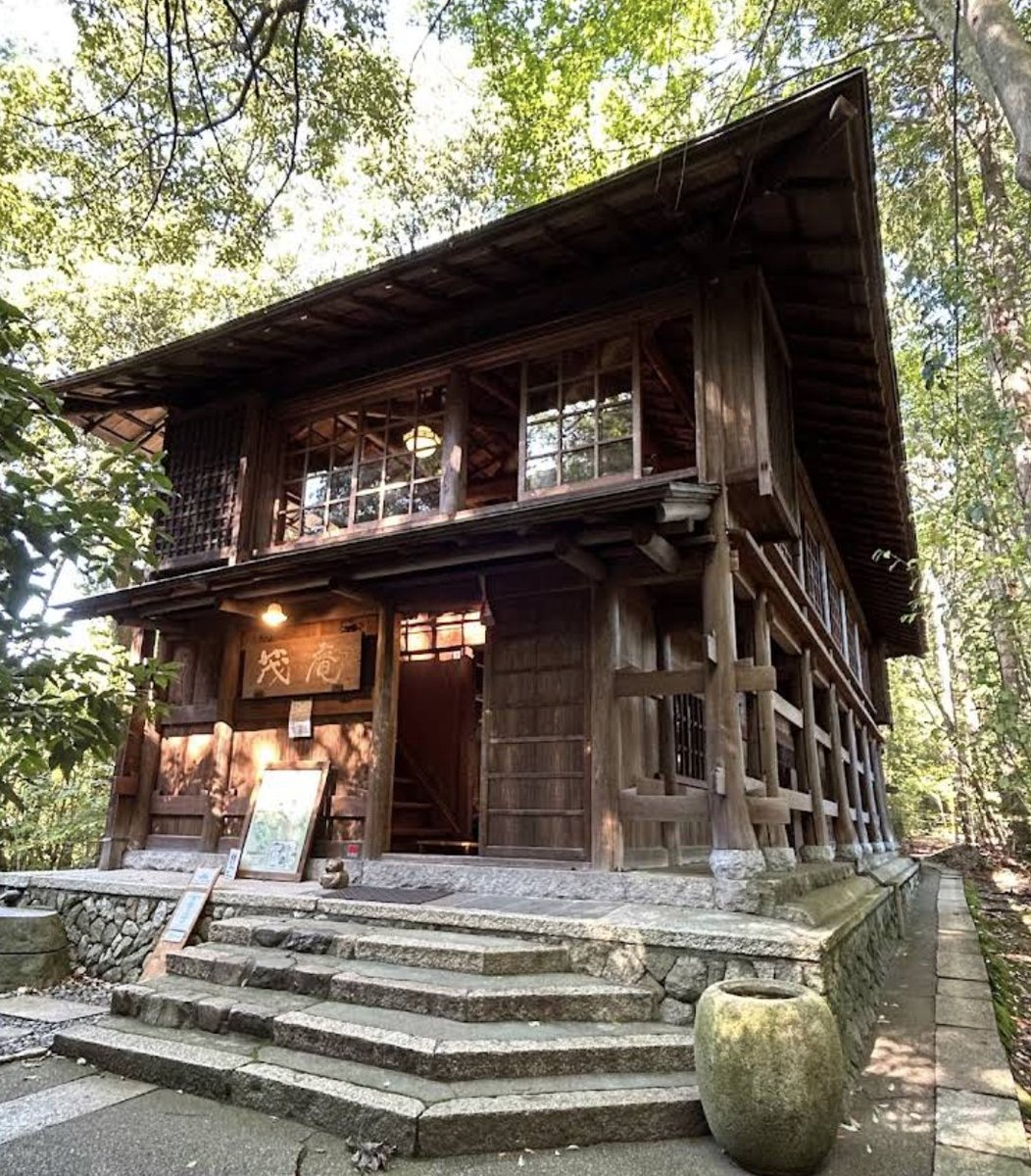 JapanHoliday's tweet photo. Hidden gem in #Kyoto, away from the crowds. Just a short 10‑minute trek up the hill, you’re in a peaceful spot perfect for reading, relaxing, or soaking in the quiet. A wooden house with panorama windows on all four walls in the middle of woods. #Japan #JapanHolidays https://t.co/gwHqzV59EK