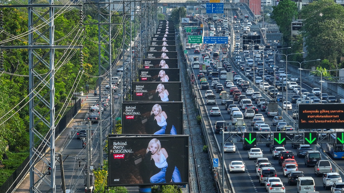 Levi’s® เปิดตัว Global Brand Ambassador Rosé ผ่านแคมเปญ Behind Every Original บนสื่อ The 20 ซีรีย์ของจอดิจิทัล ตลอดแนวทางด่วนพระราม 4 เชื่อมต่อภาพของ Rosé และดีเทลของยีนส์ Levi’s® อย่างต่อเนื่องยาวกว่า 2.5 กิโลเมตรไปตามจังหวะการสัญจร  ✨

#Levis #BehindEveryOriginal #ROSÉ #로제