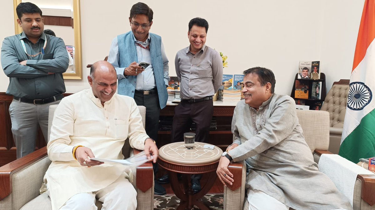 cpjoshiBJP's tweet photo. 📍 नई दिल्ली 

नई दिल्ली में केंद्रीय सड़क परिवहन और राजमार्ग मंत्री श्री @nitin_gadkari जी शिष्टाचार भेंट कर चित्तौड़गढ़ संसदीय क्षेत्र से संबंधित विभिन्न विषयों पर विस्तृत चर्चा की गई। https://t.co/sVsGzDgIvv