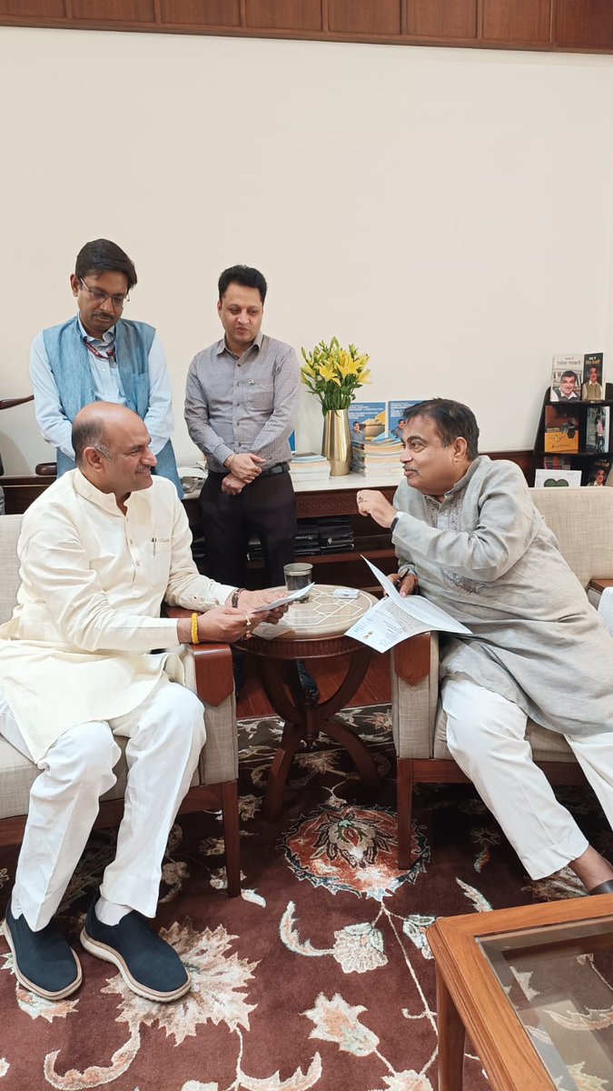 cpjoshiBJP's tweet photo. 📍 नई दिल्ली 

नई दिल्ली में केंद्रीय सड़क परिवहन और राजमार्ग मंत्री श्री @nitin_gadkari जी शिष्टाचार भेंट कर चित्तौड़गढ़ संसदीय क्षेत्र से संबंधित विभिन्न विषयों पर विस्तृत चर्चा की गई। https://t.co/sVsGzDgIvv