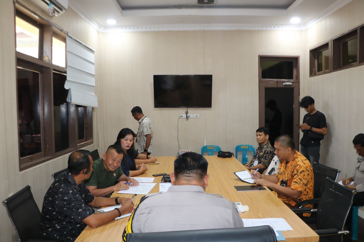 resniasselatan's tweet image. Kapolres Nias Selatan AKBP Ferry Mulyana Sunarya, S.I.K., M.H. di dampingi Oleh PJU Polres Nias Selatan Menerima Audiensi KPU Kabupaten Nias Selatan yang bertempat di ruang kerja Kapolres Nias Selatan.
(Jumat, 13 Maret 2026)

#audiensi
#kpuniasselatan
#polriuntukmasyarakat
#polda