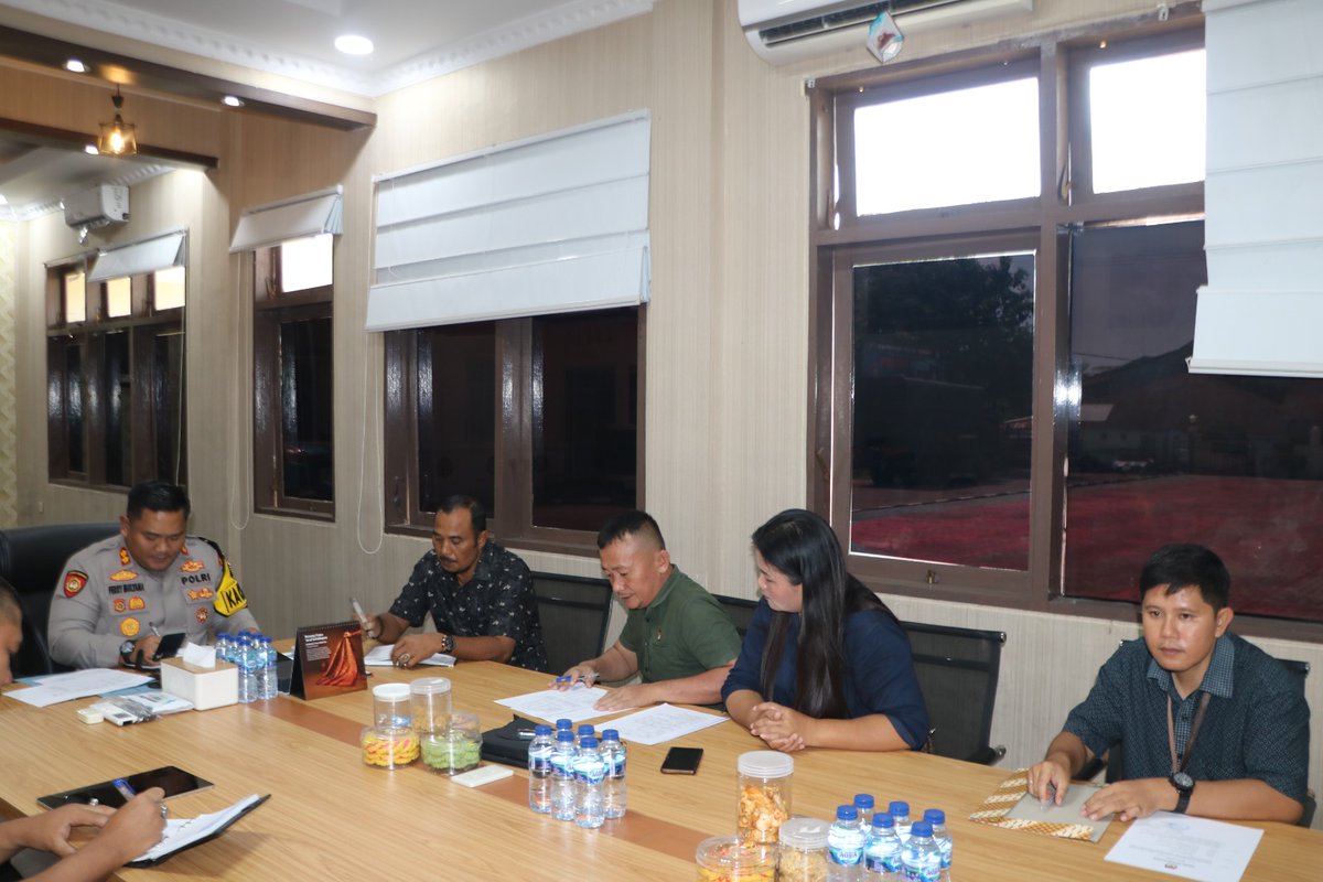 resniasselatan's tweet image. Kapolres Nias Selatan AKBP Ferry Mulyana Sunarya, S.I.K., M.H. di dampingi Oleh PJU Polres Nias Selatan Menerima Audiensi KPU Kabupaten Nias Selatan yang bertempat di ruang kerja Kapolres Nias Selatan.
(Jumat, 13 Maret 2026)

#audiensi
#kpuniasselatan
#polriuntukmasyarakat
#polda