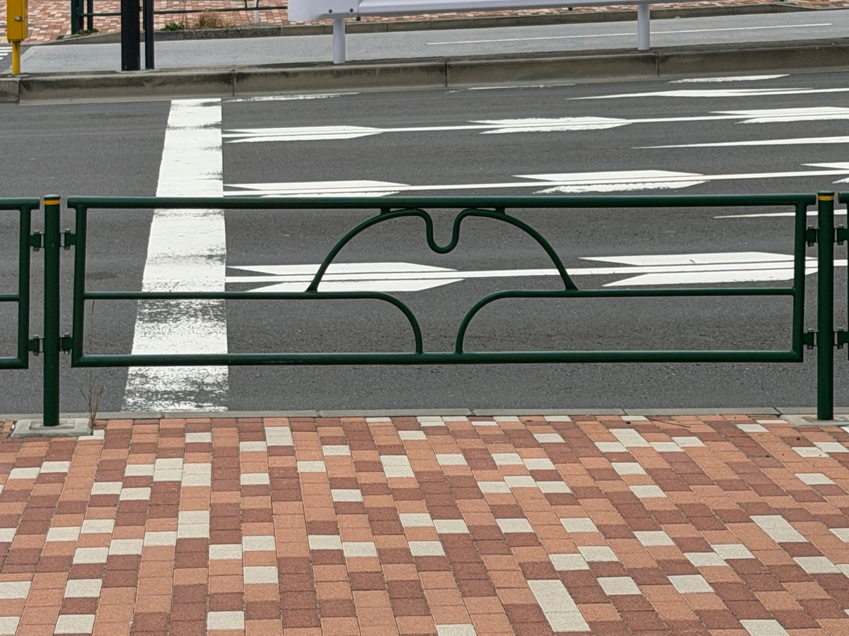 minamisuna1's tweet photo. それではここで、
「道路管理者の見分け方」を南砂一丁目が教えるよ (*ﾟ▽ﾟ)

①「区道」… 江東区は白色で波形の柵
②「都道」… 緑色でイチョウの柵
③「国道」… 白色で、波、水の流れの柵

あなたの住んでいる区の柵はどんなデザイン？🧐
写真付きで教えてね🤗 https://t.co/sROC8DNW8W