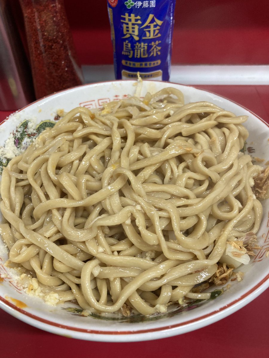KamoshiJ26's tweet photo. ラーメン二郎湘南藤沢
13日の金曜日
レギュラー、汁なし、粉チーズ、豚チゲ、大蒜少な目、野菜
周年スペシャルは15日（日）と16日（月）平日休みの方も来られるようにとのご配慮だそうです👏🏻
私は無理そうです😭

本日も美味しい一杯ご馳走様でした😋😋😋 https://t.co/UF1UveVEZz