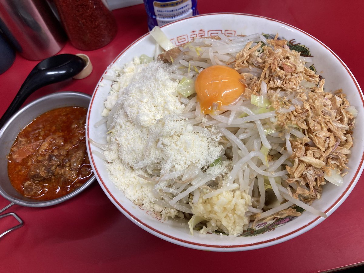 KamoshiJ26's tweet photo. ラーメン二郎湘南藤沢
13日の金曜日
レギュラー、汁なし、粉チーズ、豚チゲ、大蒜少な目、野菜
周年スペシャルは15日（日）と16日（月）平日休みの方も来られるようにとのご配慮だそうです👏🏻
私は無理そうです😭

本日も美味しい一杯ご馳走様でした😋😋😋 https://t.co/UF1UveVEZz
