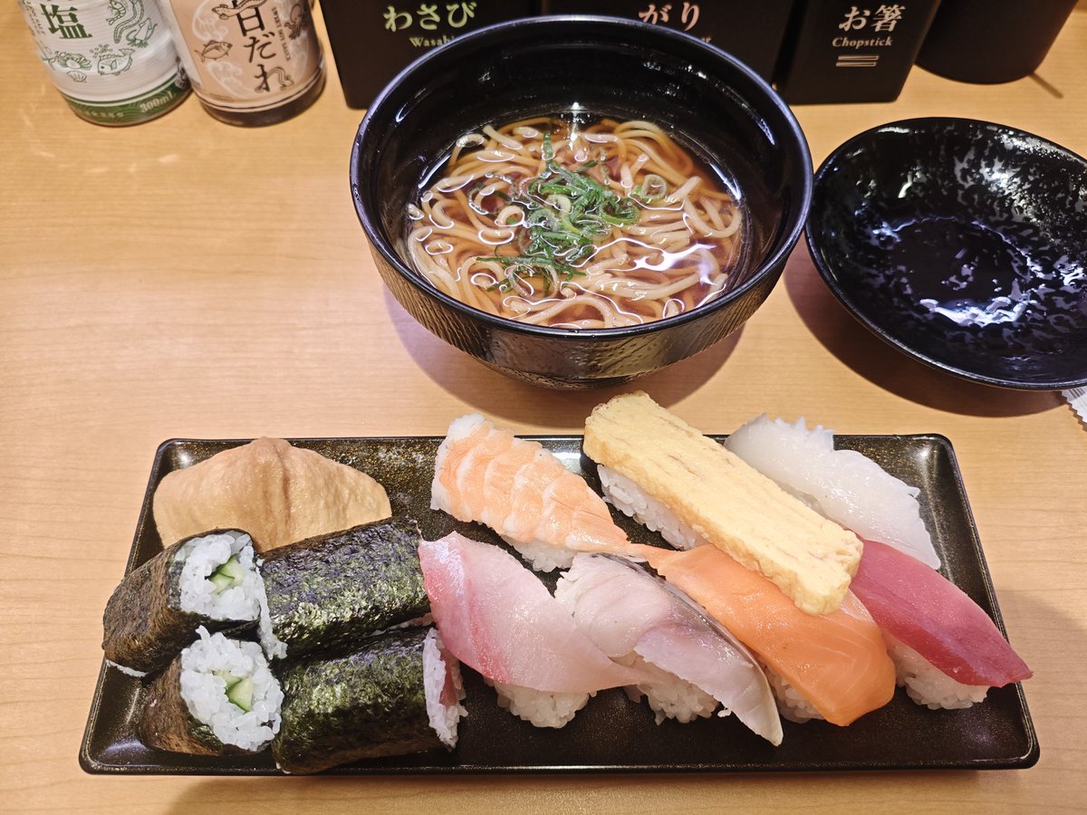 waseimaru's tweet photo. ランチセット780円はめちゃめちゃコスパ良すぎるし、ネタも新鮮だし、これでこの価格できるんだって思うけど、コーラとおもちゃで1300円は高すぎるって！！！せめてコーヒーだったら何も言わなかった https://t.co/Wllb621vmi