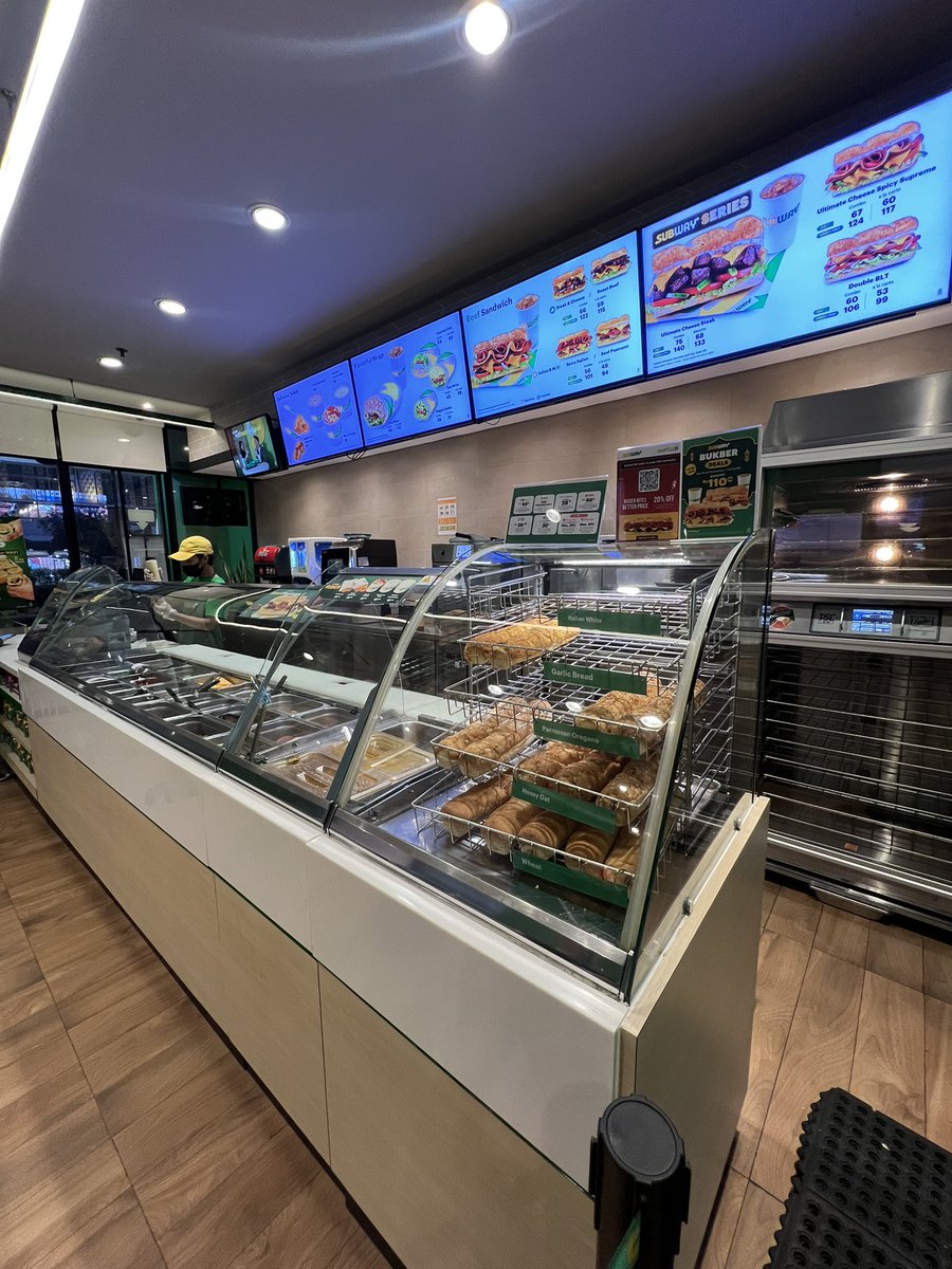 ramenow's tweet image. Late night #Subway run for #Sahur!🌙✨
Enjoying a 6"  #Tuna on #Wheat with that #spicy #Chipotle kick. Topped it off with a #HotMilo &amp;amp; the legendary #Chocochip + #ChocolateMacadamia #cookie duo. Fresh start to the fast! 🥪🍪☕️🤩👌🏻

@SUBWAY
@ID_Subway

#Foodie #Ramadan2026