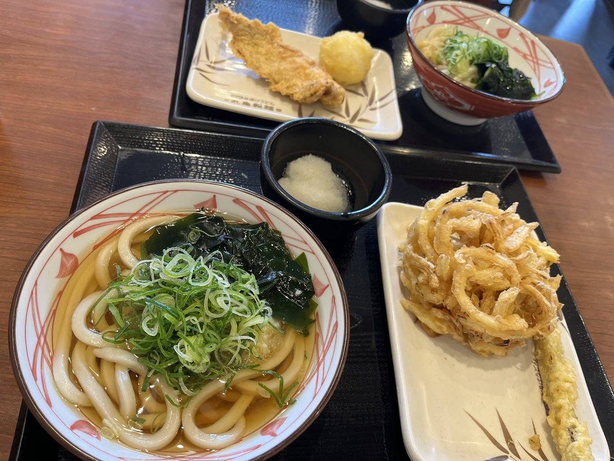 mika48mika's tweet photo. 久しぶりに丸亀製麺。
ゴボウの天ぷらがあーるじゃないか。 https://t.co/56sjOnsEEu