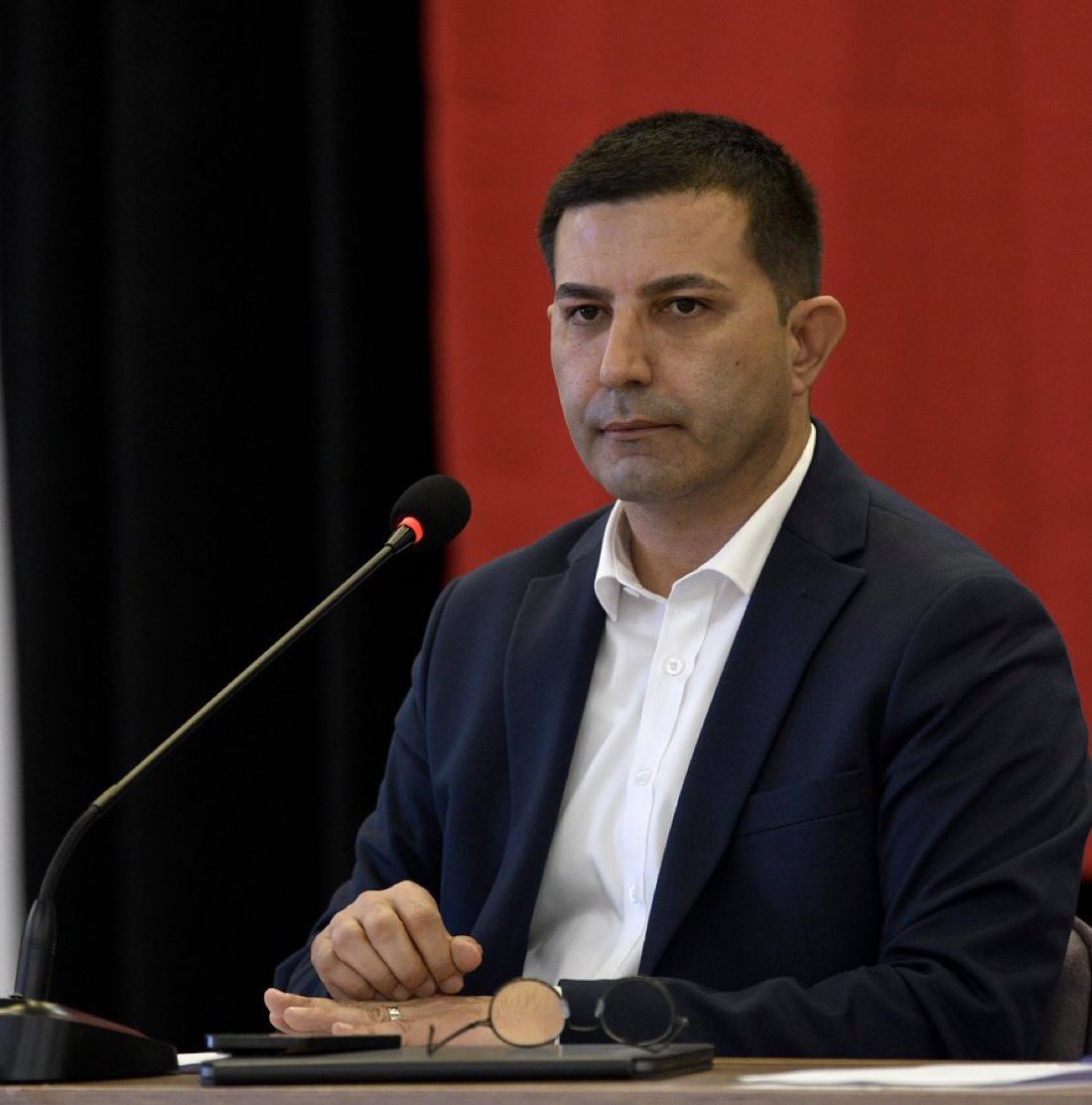 Kuşadası Belediye Başkanı Ömer Günel 
bu sabah operasyonuyla gözaltına alındı.

Bu işe kimin önayak olduğunu tahmin etmek 
hiçte zor değil. 
AKP’ye geçtikten sonra tüm yolsuzluk soruşturmalarından beraat eden topuklayan Özlem Çerçioğlu’ya Ömer Günel’in husumeti herkesçe