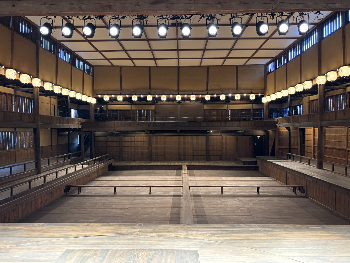 #旧広瀬座 再オープン間近📣
重要文化財・旧広瀬座（福島県福島市）では、耐震補強と屋根のこけら葺の葺替工事を終え、再オープン間近です。

舞台袖など見えない所で鉄骨等による補強を行い、照明設備・防災設備等も整えて歌舞伎の公演を可能にしました。
こけら落とし公演が楽しみですね！
#近代建築