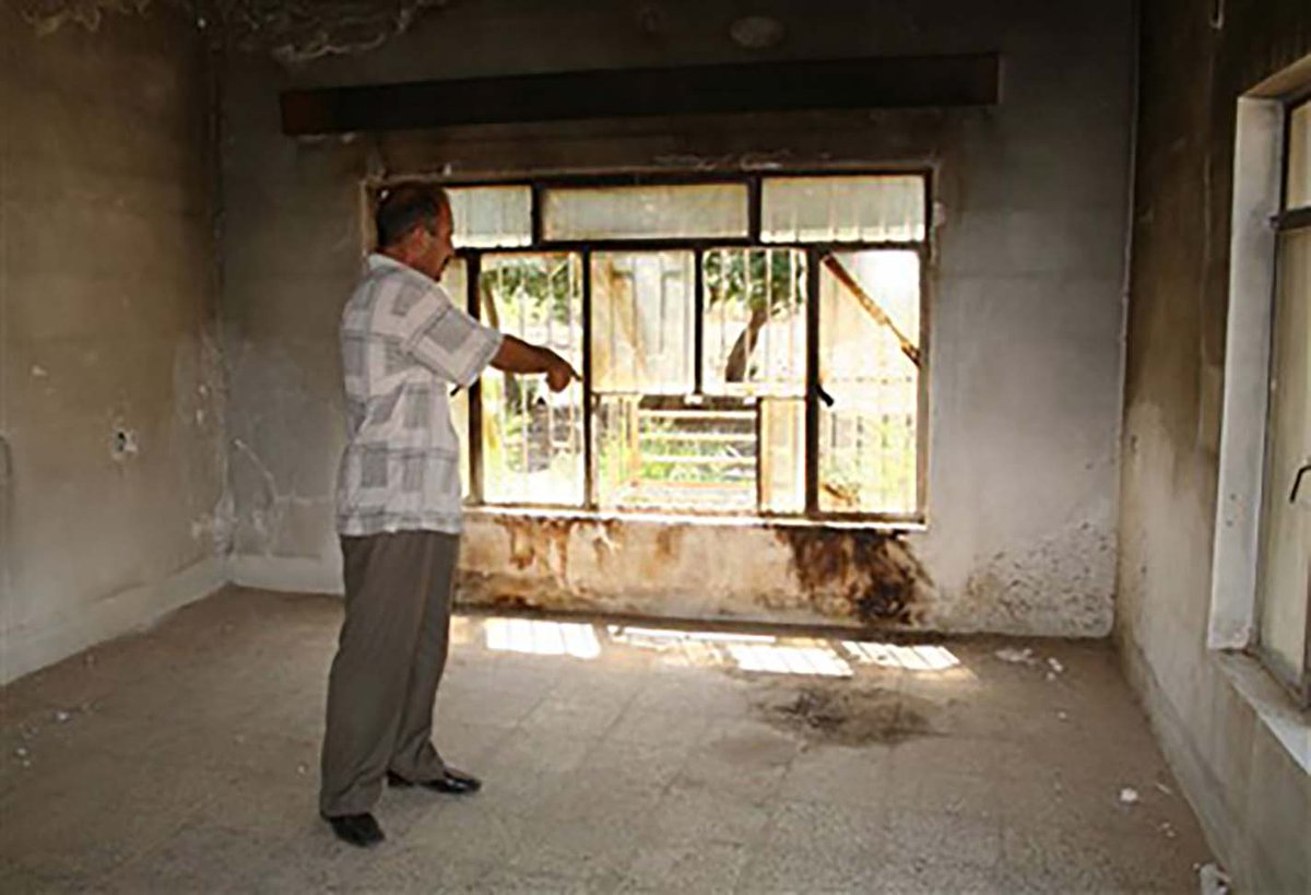 Un 12 de marzo de 2006, un grupo de soldados de EEUU irrumpieron en una casa en la localidad de Al-Mahmoudiya, al sur de Bagdad (Irak) y violaron a una niña de 14 años llamada Abeer Qasim Al-Janabi.

Después de violarla, los soldados yankis la asesinaron a golpes hasta