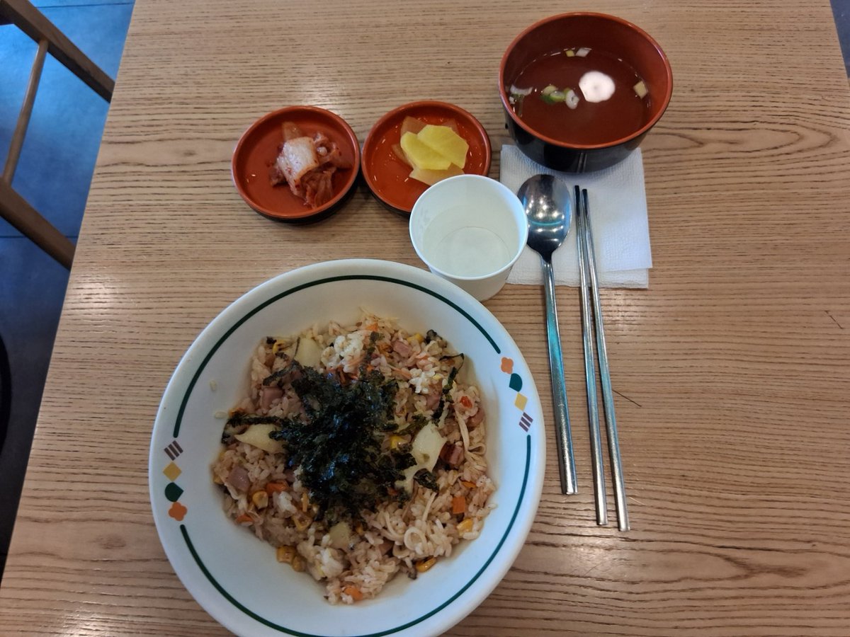 bulewine28's tweet photo. 점심은 전복게살볶음밥😋
#점심 #ひるごはん #昼ごはん #전복게살볶음밥 https://t.co/DBKRR5T79m
