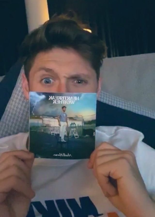 thehorantour's tweet photo. HAPPY ANNIVERSARY TO MISS HEARTBREAK WEATHER YOU DESERVE ALL YOUR FLOWERS QUEEN @NiallOfficial #HeartbreakWeather https://t.co/dGXZhR4m0x