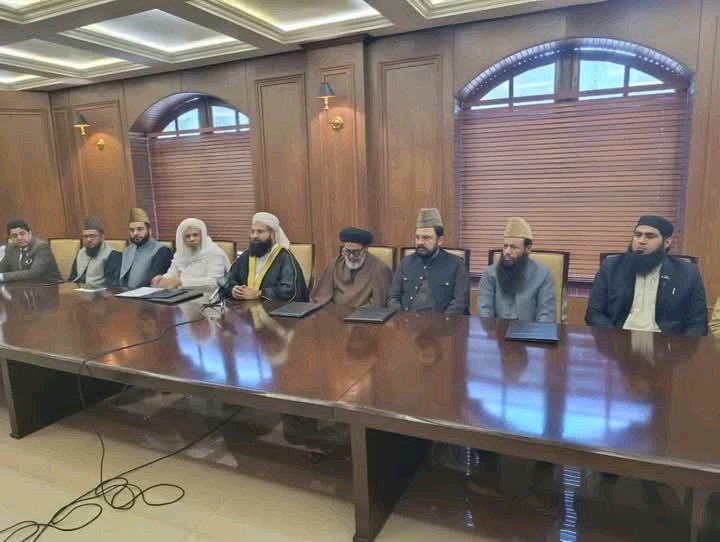 ان علماء کرام کا رواں جنگ میں ٹکے کا بھی کردار نہیں لیکن آئے روز میٹنگز ایسے کرتے رہتے ہیں جیسے امریکہ اسرائیل  یا ایران ان سے مشاورت کرتے ہوں
#سعدرضوی_کوسامنےلاؤ